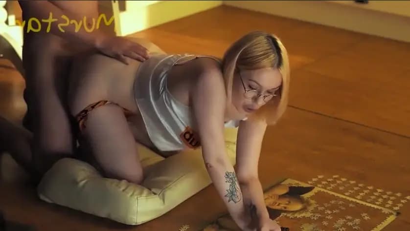 Collects a puzzle while the guy fucks her