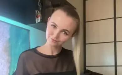 Stunning Beauty with Elastic Boobs