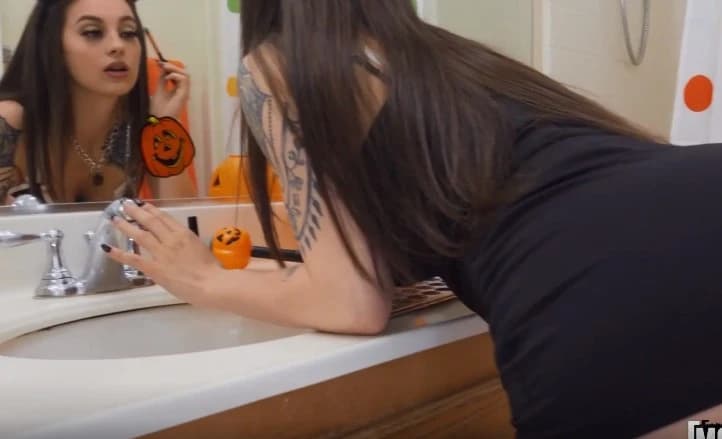 An excited stepdaughter gave her father to fuck her in the ass