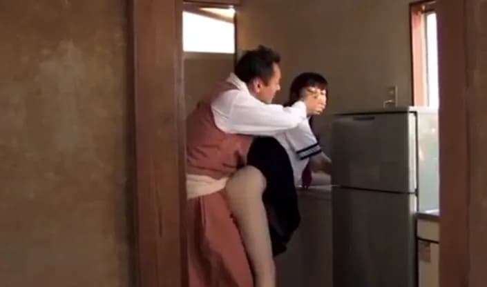 The daughter fucks with her father when he wants, secretly from his mother