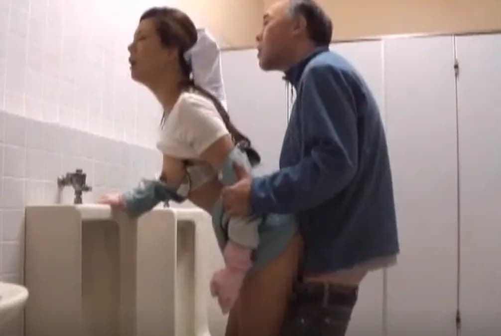 The stranger fucked a married cleaner in the toilet