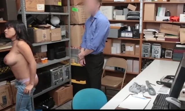 Latinka surrendered to the guard for theft in the store